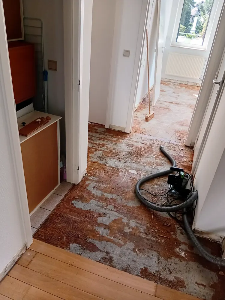 Couloir en chantier : dépose de l’ancien sol et début de la pose du parquet