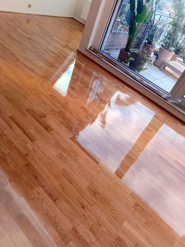 Parquet en chêne vitrifié devant une baie vitrée donnant sur une terrasse