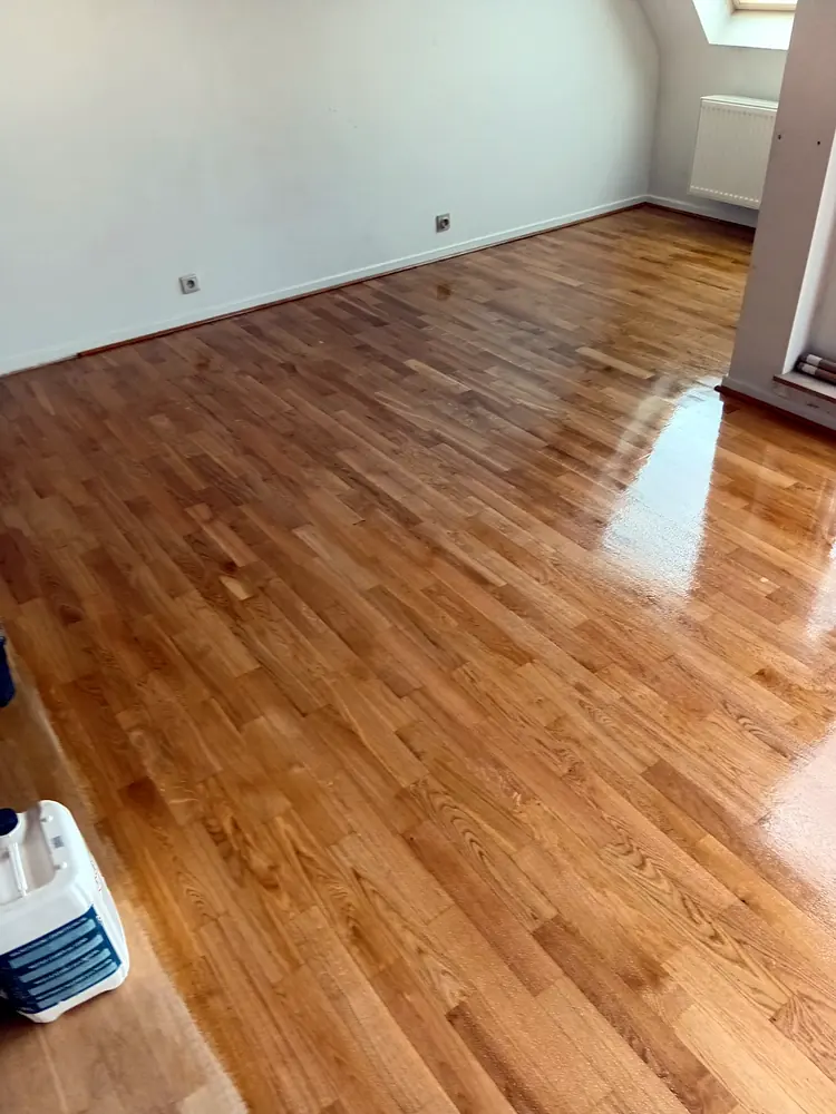 Pièce sous combles avec un parquet en cours de vitrification