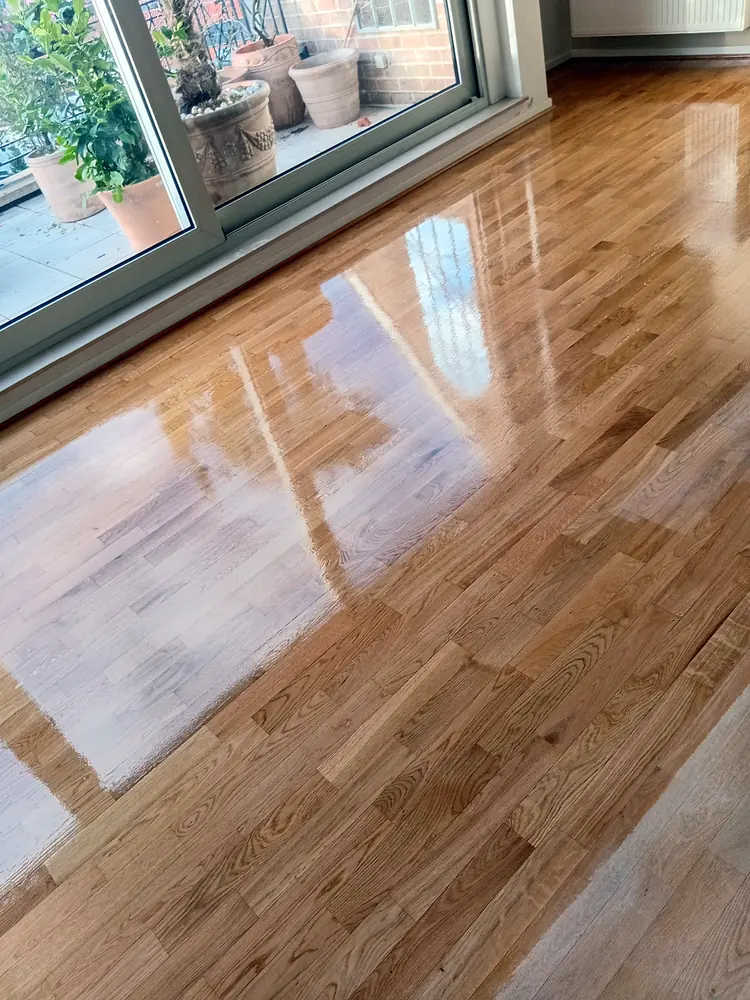 Reflets de la lumière sur un parquet fraîchement vitrifié